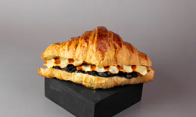 Grilled Halloumi & Olives Croissant (T)